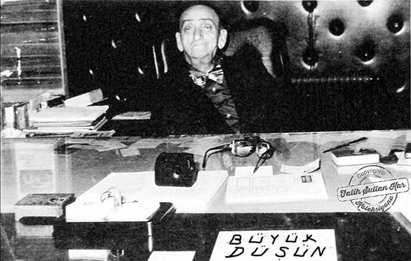 Ekrem Orhonun Rize Belediyesi Başkanlık makam masasının önünde bir döviz dikkat çekiyordu. Dövizde Büyük düşün büyük harflerle yazıyordu