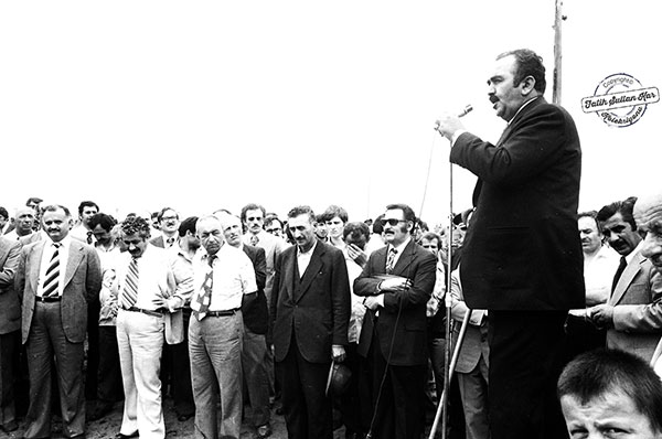 Nihat Mete, ÇAYKUR tarafından İyiderede yaptırılan Çaysan Kutu fabrikasının temelini atıyor. (İyidere, Rize, 1976) (Foto: Hüseyin Taşpınar)