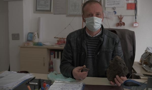 Yolda bulup ‘gök taşı’ olduğunu iddia ettiği taşı satışa çıkardı
