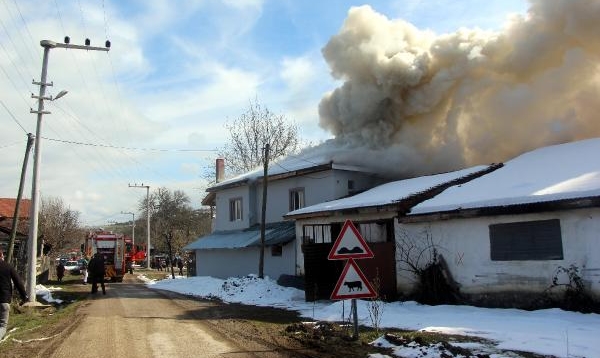 Yangın çıkan evdeki eşyaları kurtarmak için seferber oldular