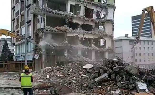 Rize'de Kentsel Dönüşüm Projesi Kapsamında Yapıların Yıkımı Sürüyor