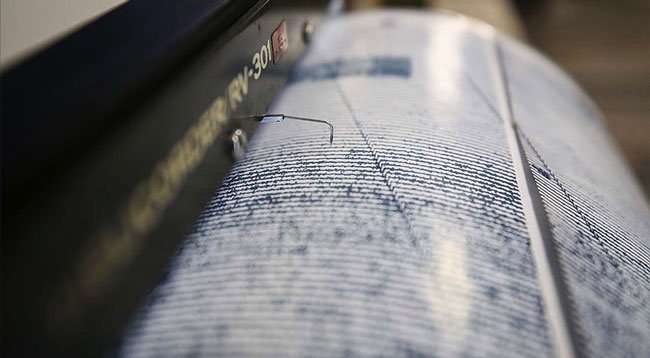 İzmir'de Art Arda İki Deprem Meydana Geldi