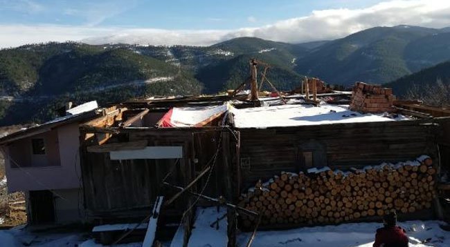 Taşköprü'de Fırtına Evlerin Çatısını Uçurdu