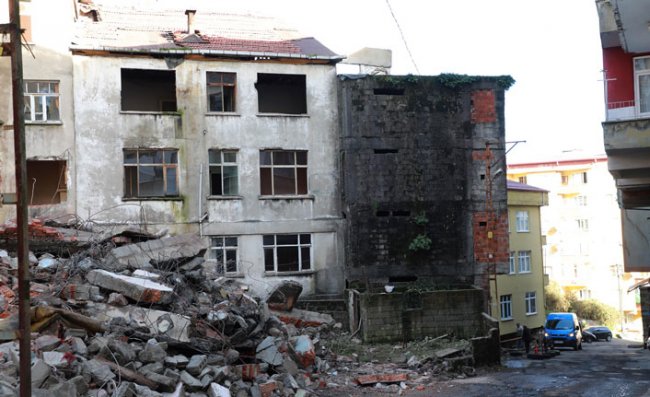 Rize'de Riskli 5 Binanın Kontrollü Yıkımına Başlandı