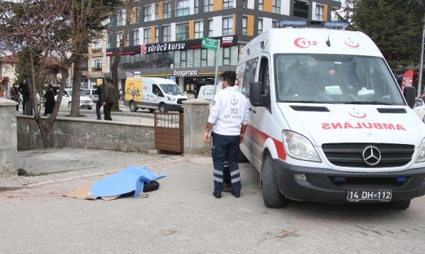 İş makinesinin altında kalıp öldü