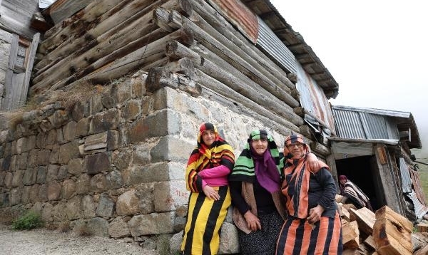 İkizdere yaylalarında yazın sobayla ısınıyorlar