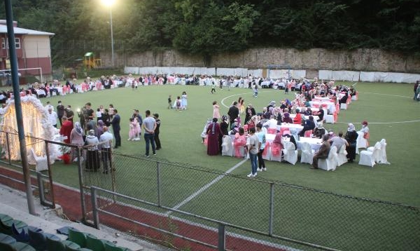 İkizdere'de pandemide futbol sahasında düğün