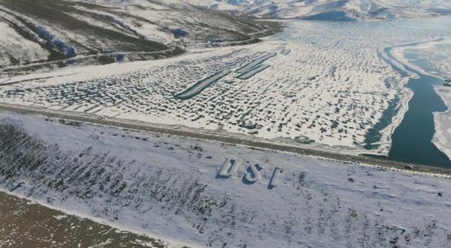 Bayburt'ta Dondurucu Soğuklarda Baraj Gölü Buz Tuttu