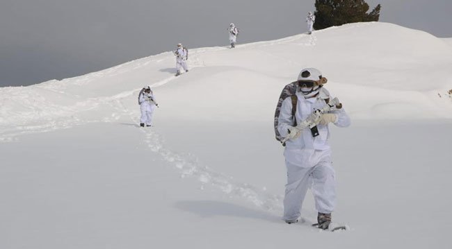 Mehmetçik, Zorlu Kış Şartlarında Teröristlerin İzini Sürüyor