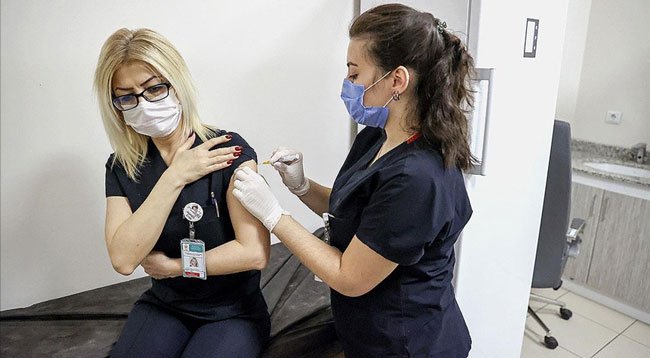 Sağlık Çalışanlarına İkinci Doz Kovid-19 Aşısı Uygulanmaya Başladı