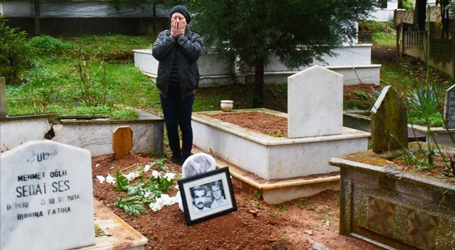 Kovid-19 Nedeniyle Ölen Eşinin Mezarına Her Gün Çiçekle Gidiyor