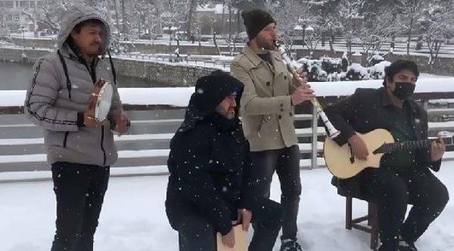 Amasya'da Kar Yağışı Altında Mini Konser