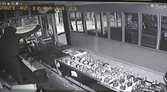 Camını Taşla Kırıp kuyumcudan Altın Çaldı