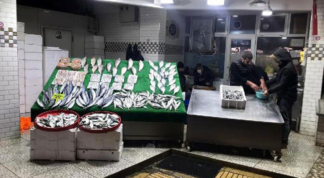 Yoğun Kar Yağışı Balık Tezgahlarını Etkiledi