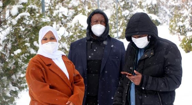 Somalili Doktor ve Ailesinin Bolu'da Kar Keyfi