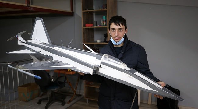 Biriktirdiği Harçlığıyla Model Uçak Yaptı