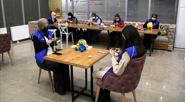 Kırsaldaki Çocuklar İçin Oyuncak Bebek Örüyorlar