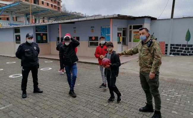 Kısıtlamaya Uymayan Çocuklar Sireni Duyunca Kaçmaya Başladı