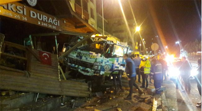 Çöp Kamyonu, Taksi Durağına Çarptı