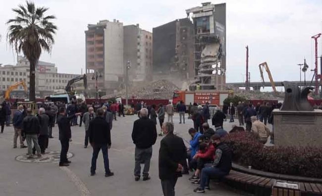 Binaların Yıkılmasını Film İzler Gibi İzliyorlar