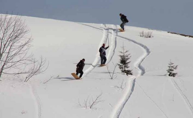 Rize'de Kısıtlamada 'Tahtalı Kayak' Eğlencesi