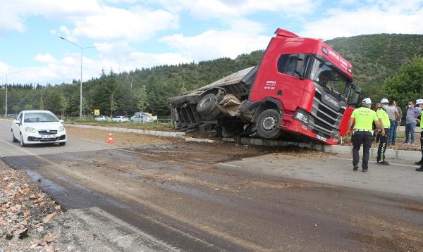 Lastiği Patlayan TIR'ın Dorsesi Yan Yattı, Yola Yakıt Aktı