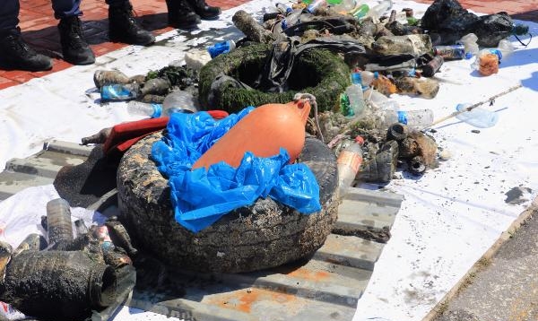 Denizden Yarım Saatte Yarım Ton Atık Çıkarıldı