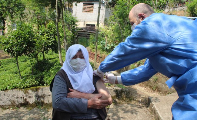 Rize'de Kısıtlamada Aşı Mesaisi Sürüyor