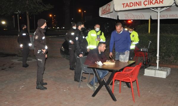 Kaza yapan iki arkadaş, hiçbir şey olmamış gibi restoranda yemek yedi