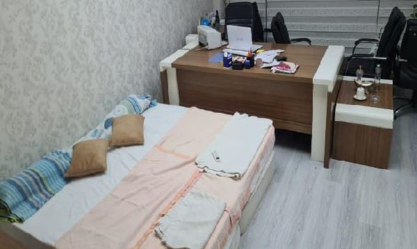 Makam odasını öğrencilere tahsis etti