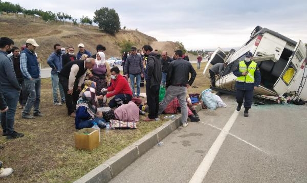 Tarım işçilerini taşıyan minibüs devrildi: 18 yaralı