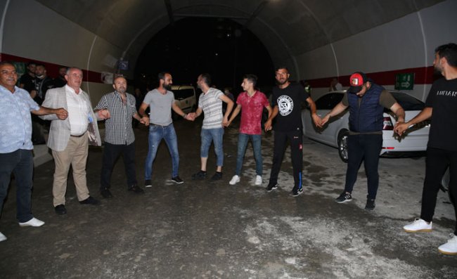 Rize’nin 70 yıllık hayalinin sona gelişi havai fişek ve horonlarla kutlandı