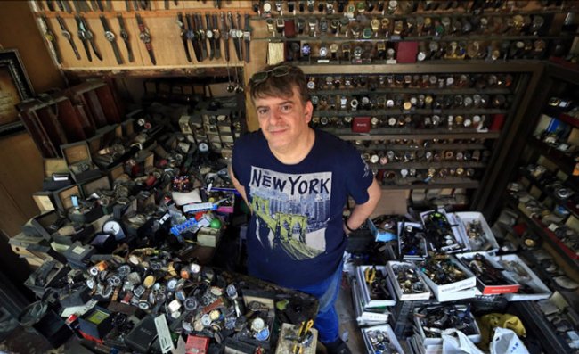 Bağdatlı saat tamircisi müzeyi andıran dükkanında 41 yıldır zamanı ayarlıyor