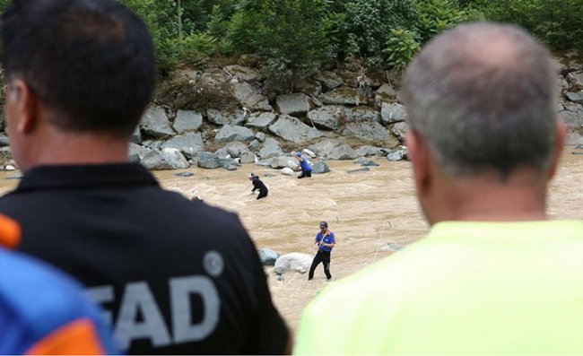 Rize'deki sel ve heyelanın ardından kayıp arama ve hasar tespit çalışmaları sürüyor