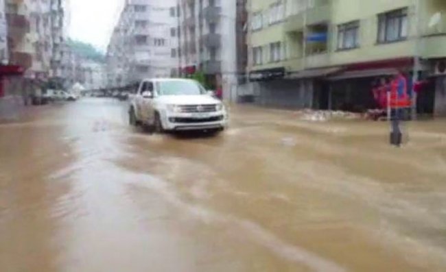 Arhavi ilçe merkezinde sokaklar yine göle döndü