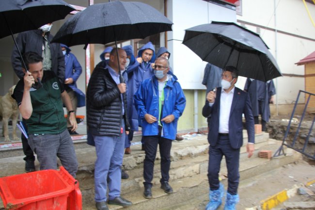 Soylu Güneysu'daki afet bölgesinde incelemelerde bulundu