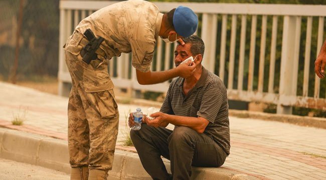 Manavgat'ta çıkan orman yangınına hava ve karadan müdahale ediliyor
