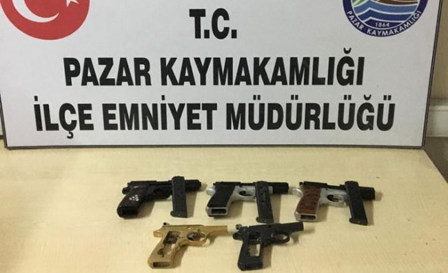 Çuvaldan ruhsatsız silah ve aparatları çıktı