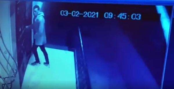 Apartmanda ayakkabı hırsızlığı kamerada