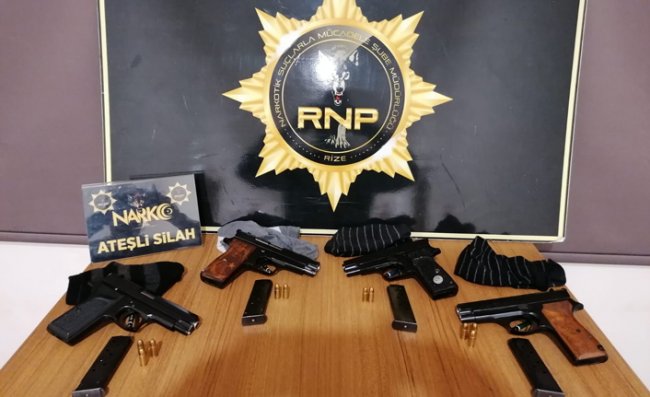 Çorapların İçindeki Tabancalar Polisin Dikkatinden Kaçmadı