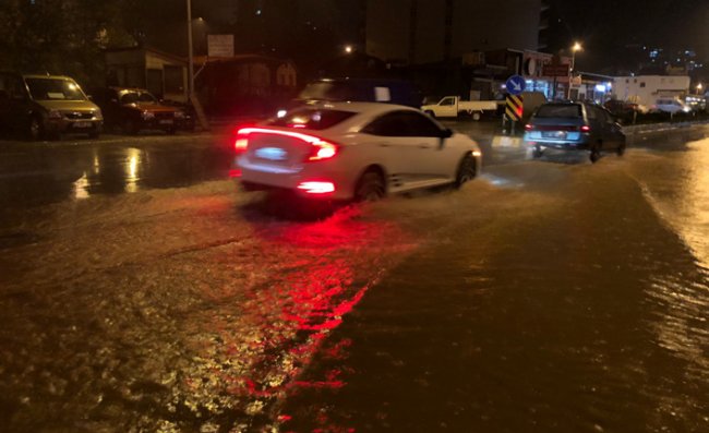 Rize'de Şiddetli Yağış Su Baskınlarına Neden Oldu