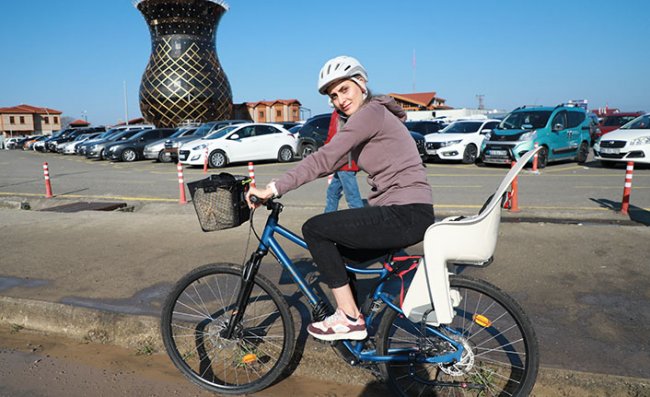 Bisikletli öğretmen, öğrencilerine örnek oluyor