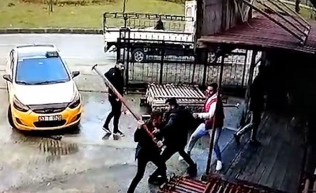 4 kişilik grubun işletmeye saldırı anı güvenlik kamerasında