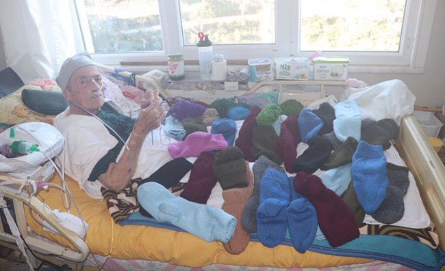 Meliye nine hasta yatağında Mehmetçik'e çorap örüyor