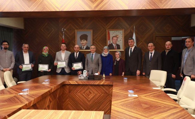 Vali Çeber, Yeşilay eğitmenlerine teşekkür belgesi verdi