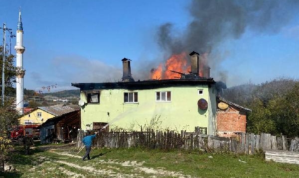 Karabük’te 2 katlı ev yandı
