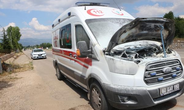 Hasta nakledilen ambulanstaki yangını sürücü söndürdü