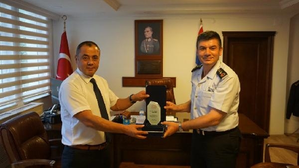 Sel temizliğinde seferber olan jandarmaya teşekkür plaketi