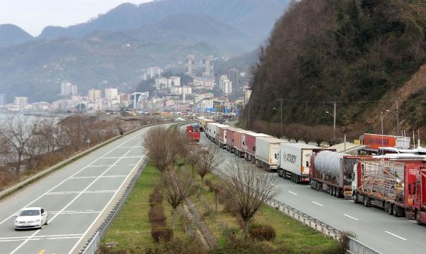 Sarp Sınır Kapısı'nda 20 Kilometreyi Geçen TIR Kuyruğu