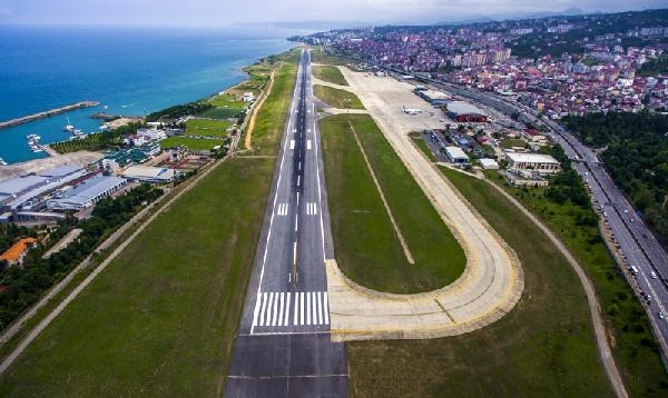 Trabzon Havalimanı'nda pist çatladı, uçuşlar iptal edildi